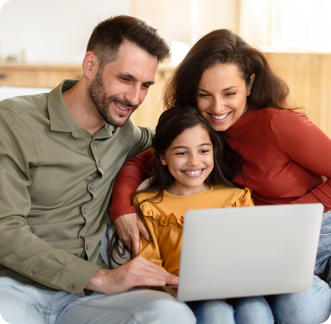 fAMILIA USANDO INTERNET NO SOFA PROVEDOR DE INTERNET TURBO NET